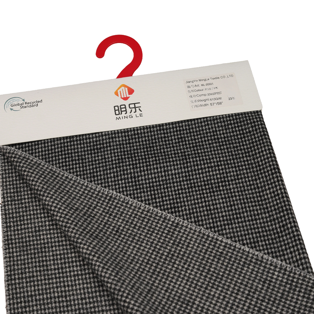 30 % villaa, 60 % polyesteriä, 10 % muuta kuitua, 610 G/M, mustavalkoinen, ruudullinen yksipuolinen päällystyskangas, ML-20001