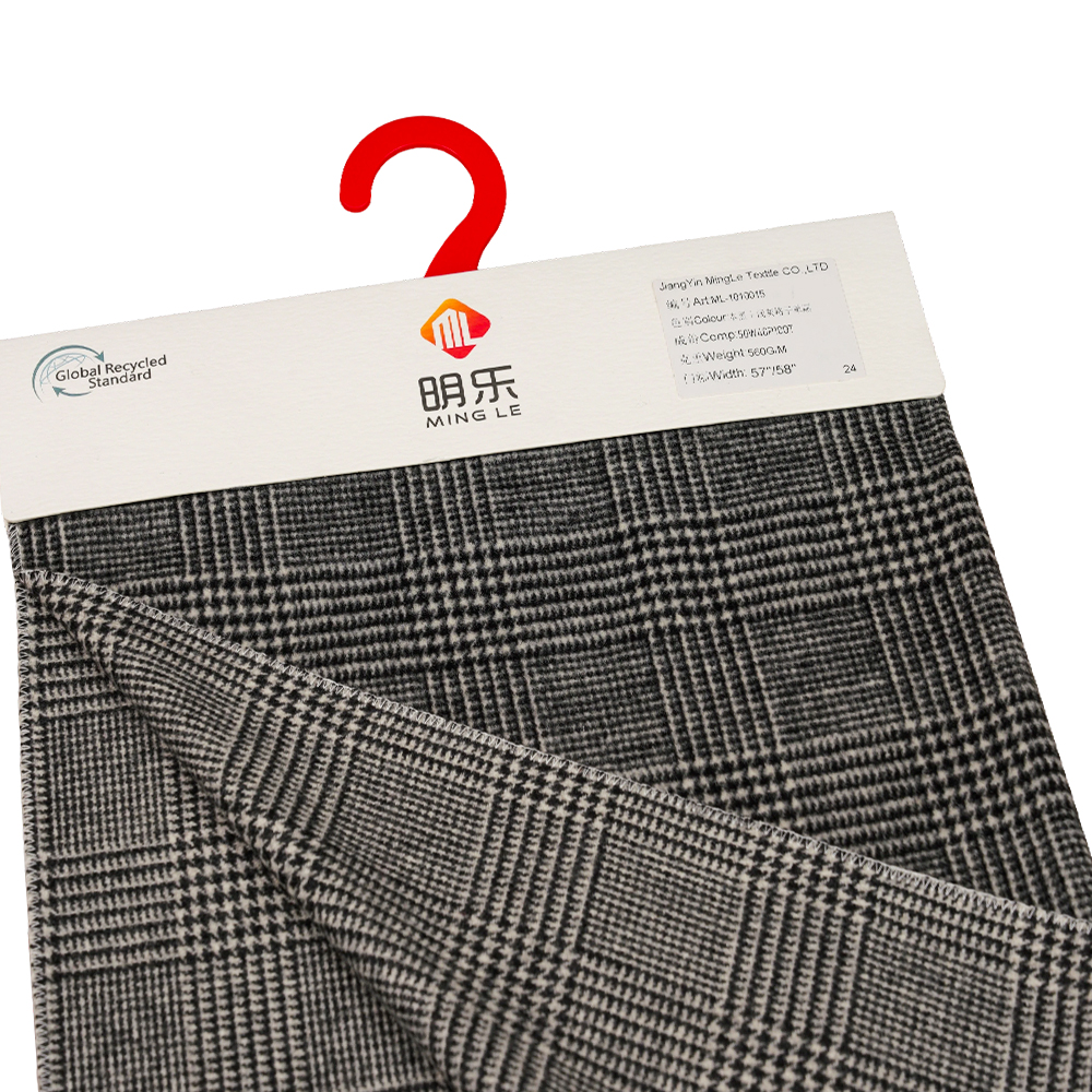 50 % villaa, 40 % polyesteriä, 10 % muuta kuitua, 560 G/M, musta + vaaleanharmaa, ruudullinen yksipuolinen päällystysvillakangas, ML-1010015