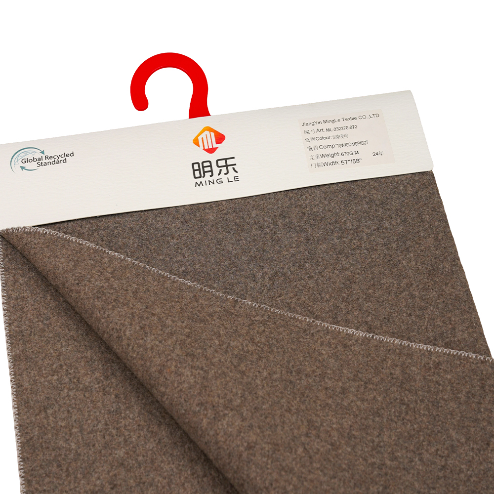 70 % villaa, 10 % kashmirta, 10 % polyesteriä, 10 % muuta kuitua, 670 G/M, kahvisekoitus, melton kangas, ML-232270-670