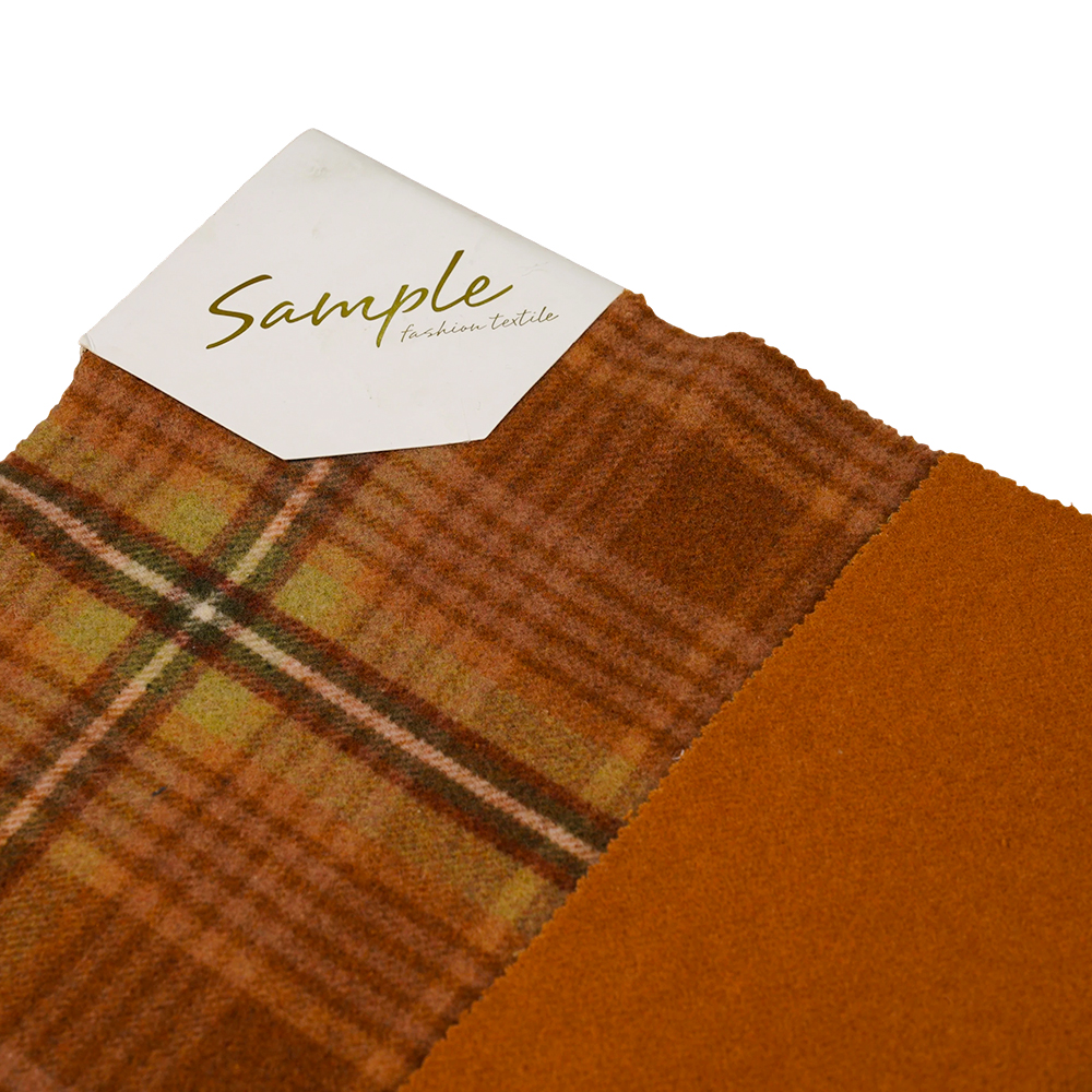 50 % villaa, 40 % polyesteriä, 10 % muuta kuitua, 860 G/M, ruskea ja keltainen ruudullinen, samettikangas, ML-062142104