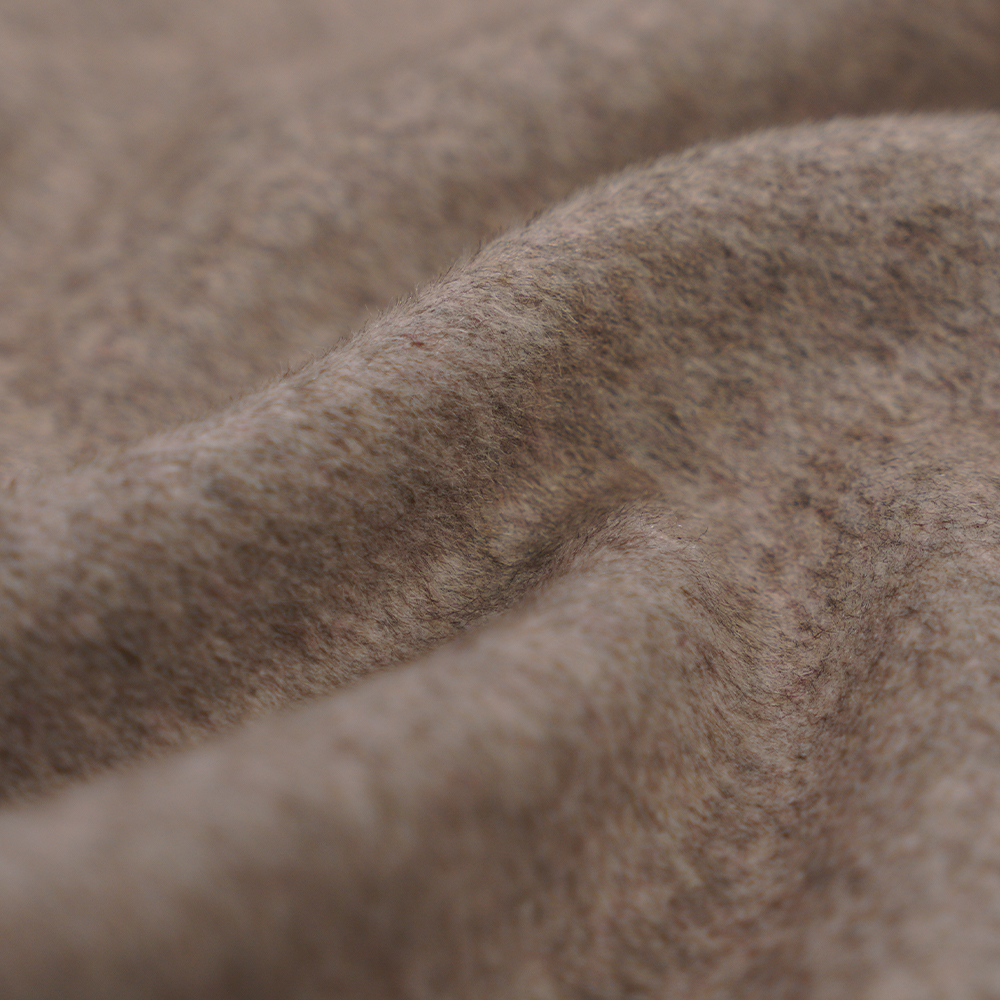 55 % villaa, 40 % polyesteriä, 5 % muuta kuitua, 620 G/M, paputahna, yksipuolinen päällystys, kangas ML-249-5520