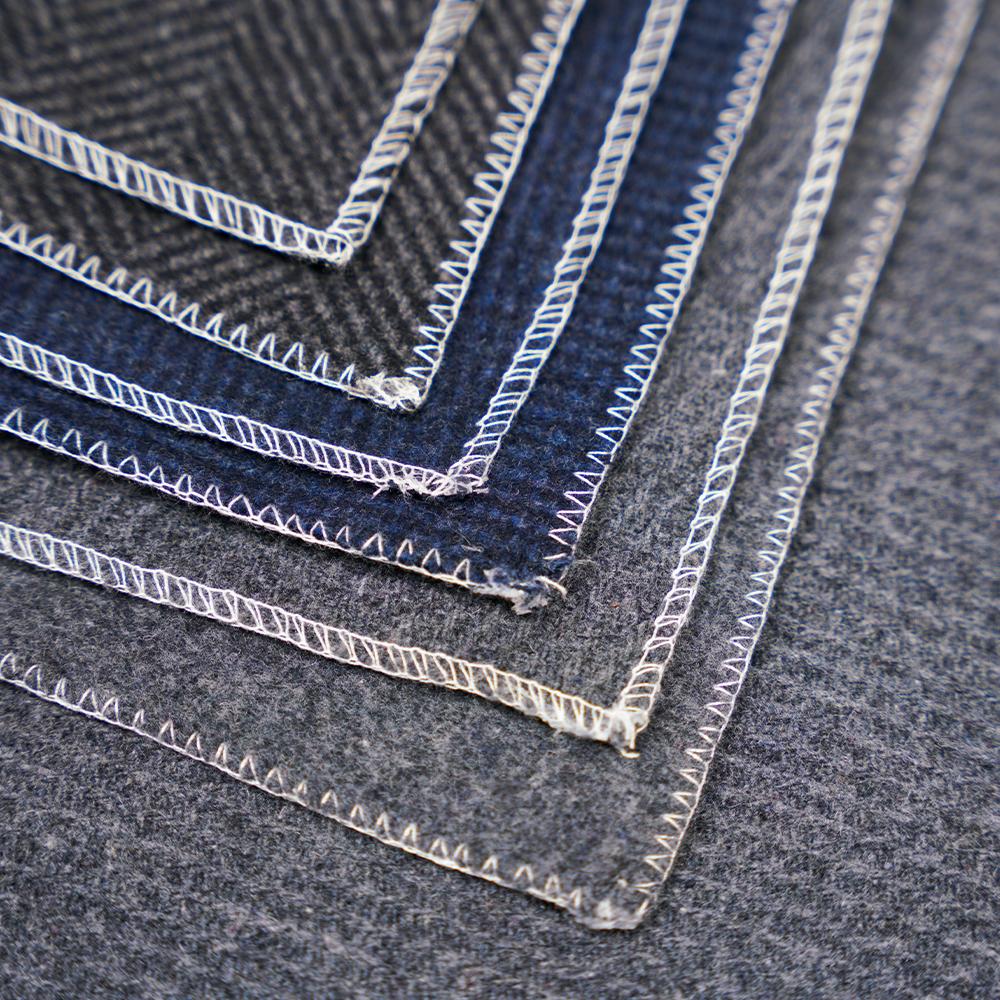 50 % villaa, 50 % muuta kuitua, 760 G/M, tummanharmaa + keskiharmaa, ruudullinen kalanruotokuvioinen Melton-kangas, ML-241150-760