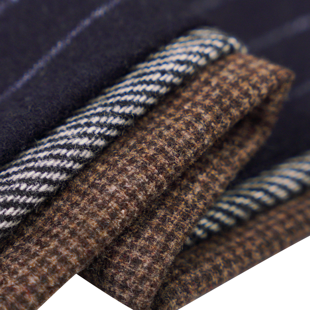 50 % villaa, 30 % polyesteriä, 20 % muuta kuitua, 320 G/M, luonnonvalkoinen + musta, twill flanellikangas, ML-C-22104