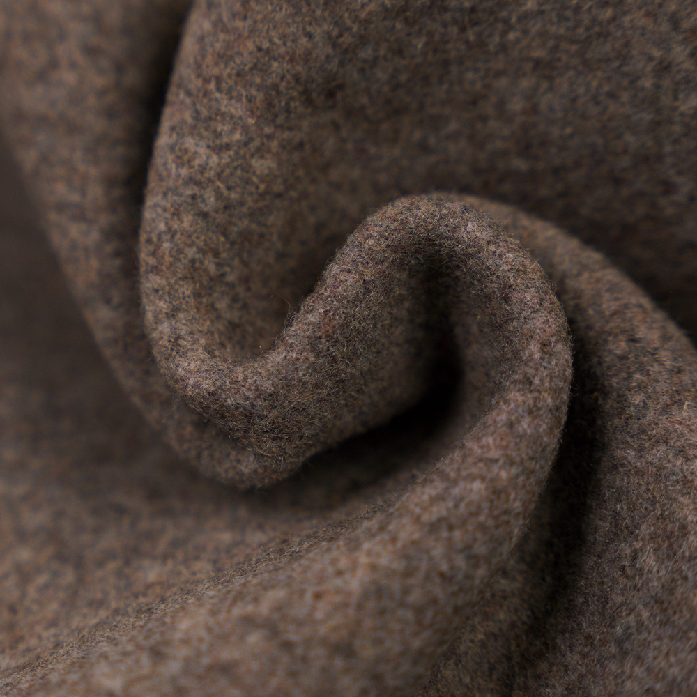 70 % villaa, 10 % kashmirta, 10 % polyesteriä, 10 % muuta kuitua, 670 G/M, kahvisekoitus, melton kangas, ML-232270-670