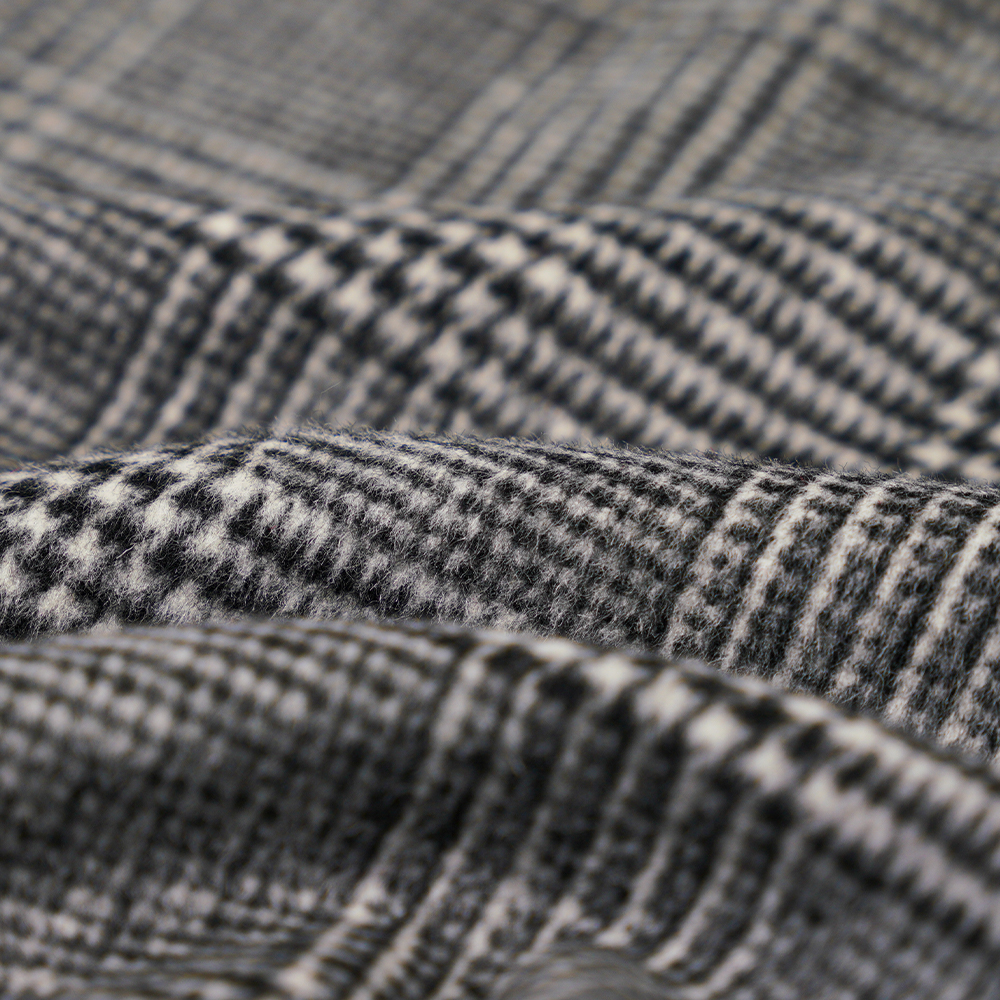 30 % villaa, 60 % polyesteriä, 10 % muuta kuitua, 610 G/M, mustavalkoinen, ruudullinen yksipuolinen päällystyskangas, ML-20001