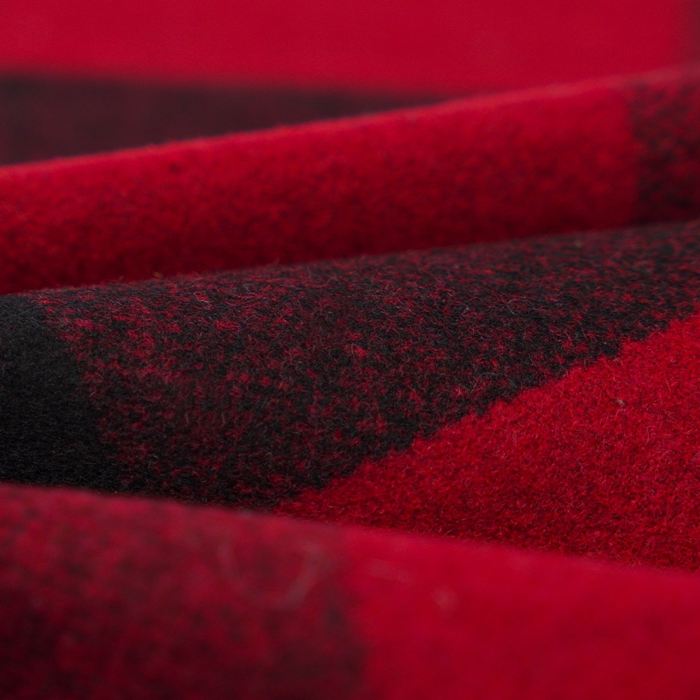 50 % villaa, 40 % polyesteriä, 10 % muuta kuitua, 760 G/M, musta ja punainen ruudullinen, melton kangas, ML-3010354