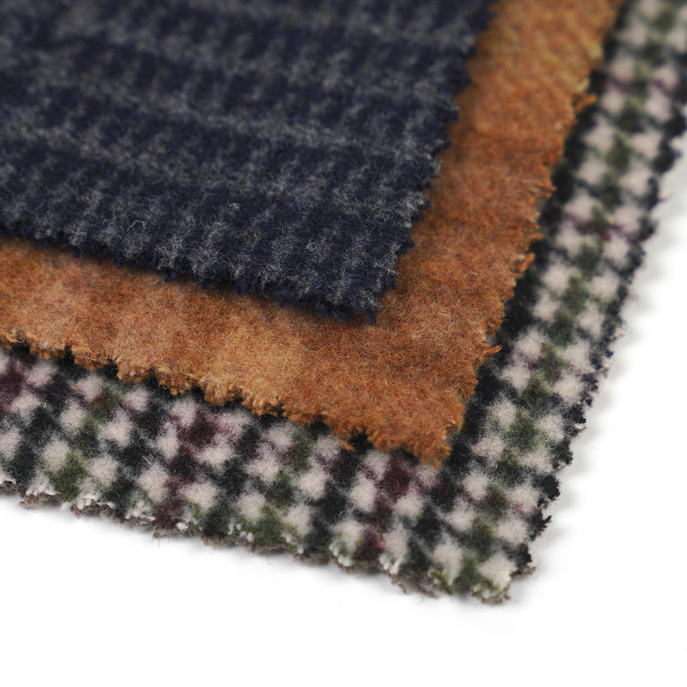 50 % villaa, 40 % polyesteriä, 10 % muuta kuitua, 860 G/M, ruskea ja keltainen ruudullinen, samettikangas, ML-062142104