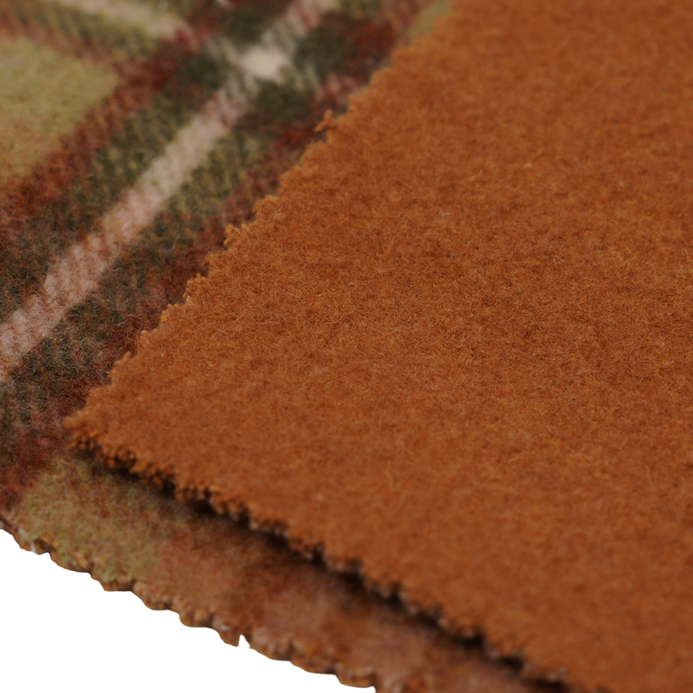 50 % villaa, 40 % polyesteriä, 10 % muuta kuitua, 860 G/M, ruskea ja keltainen ruudullinen, samettikangas, ML-062142104