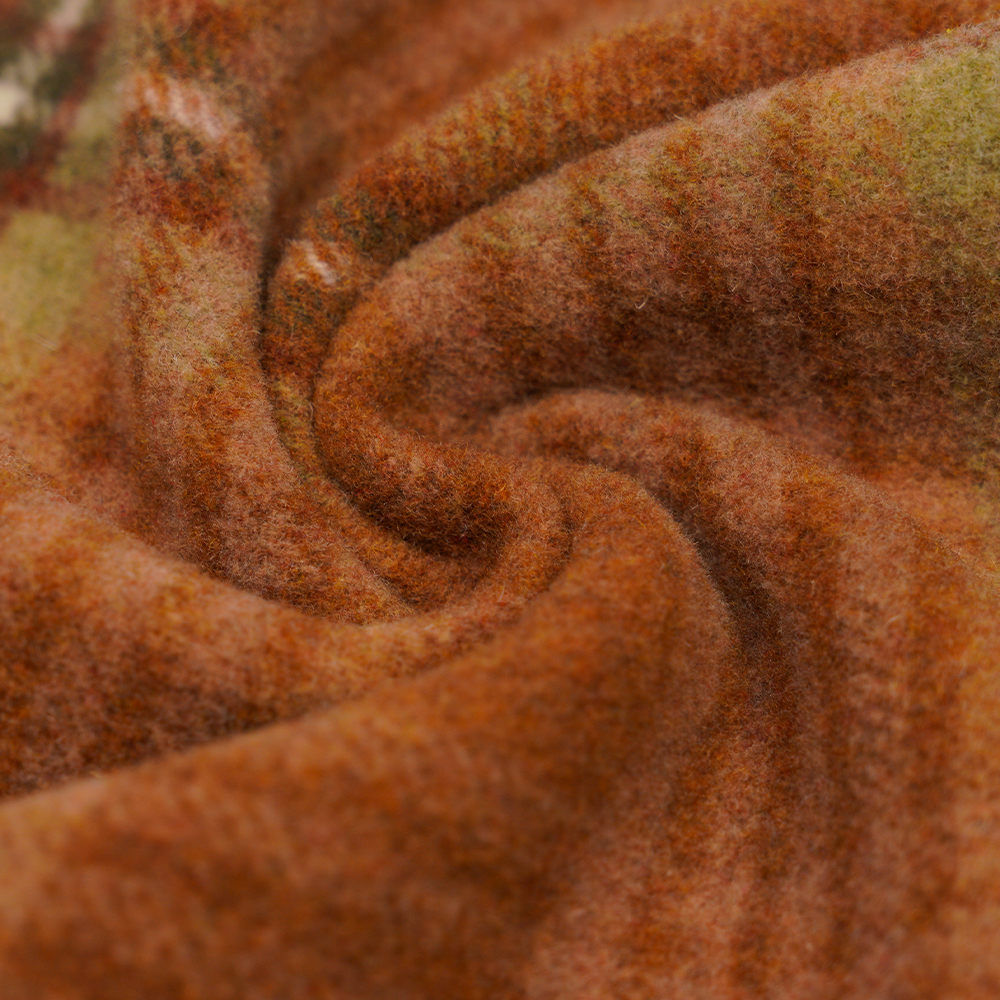 50 % villaa, 40 % polyesteriä, 10 % muuta kuitua, 860 G/M, ruskea ja keltainen ruudullinen, samettikangas, ML-062142104