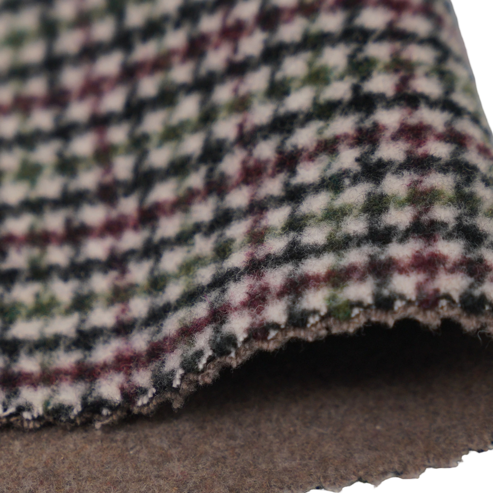 20 % villaa, 70 % polyesteriä, 10 % muuta kuitua, 800 G/M, väritarkistus, kaksipuolinen samettikangas, ML-4400-3